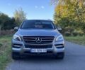 Серый Мерседес МЛ 350, объемом двигателя 3 л и пробегом 334 тыс. км за 21500 $, фото 1 на Automoto.ua