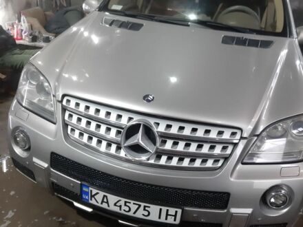 Сірий Мерседес МЛ 350, об'ємом двигуна 3.5 л та пробігом 250 тис. км за 9000 $, фото 1 на Automoto.ua