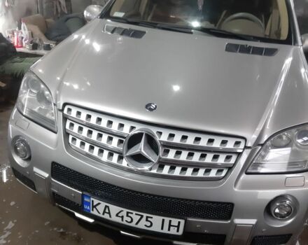 Серый Мерседес МЛ 350, объемом двигателя 3.5 л и пробегом 250 тыс. км за 9000 $, фото 1 на Automoto.ua