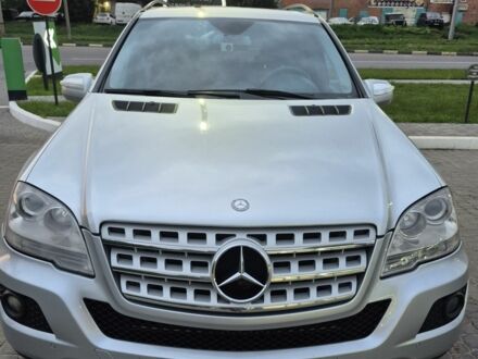 Серый Мерседес МЛ 350, объемом двигателя 3.5 л и пробегом 180 тыс. км за 11100 $, фото 1 на Automoto.ua