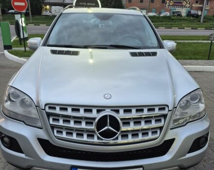 Серый Мерседес МЛ 350, объемом двигателя 3.5 л и пробегом 180 тыс. км за 11100 $, фото 1 на Automoto.ua