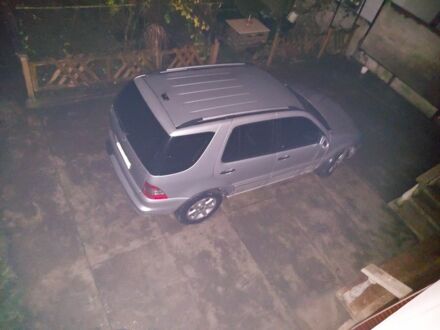 Сірий Мерседес МЛ 400, об'ємом двигуна 4 л та пробігом 280 тис. км за 5500 $, фото 1 на Automoto.ua