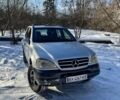 Серый Мерседес МЛ 430, объемом двигателя 4.3 л и пробегом 290 тыс. км за 4500 $, фото 1 на Automoto.ua