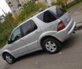 Серый Мерседес МЛ 430, объемом двигателя 4.3 л и пробегом 257 тыс. км за 6500 $, фото 5 на Automoto.ua