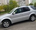 Серый Мерседес МЛ 430, объемом двигателя 4.3 л и пробегом 257 тыс. км за 6500 $, фото 9 на Automoto.ua