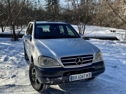 Серый Мерседес МЛ 430, объемом двигателя 4.3 л и пробегом 290 тыс. км за 4500 $, фото 1 на Automoto.ua