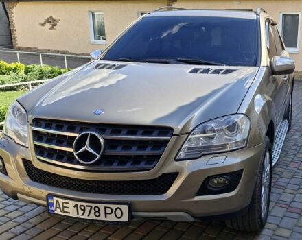 Бежевий Мерседес МЛ 500, об'ємом двигуна 5.5 л та пробігом 251 тис. км за 17899 $, фото 2 на Automoto.ua