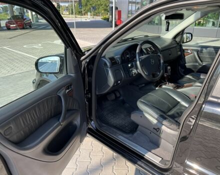 Черный Мерседес МЛ 500, объемом двигателя 5 л и пробегом 378 тыс. км за 7100 $, фото 10 на Automoto.ua