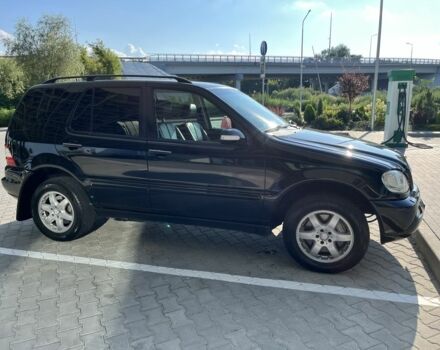 Черный Мерседес МЛ 500, объемом двигателя 5 л и пробегом 378 тыс. км за 7100 $, фото 1 на Automoto.ua