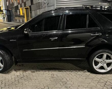 Черный Мерседес МЛ 500, объемом двигателя 5 л и пробегом 350 тыс. км за 9500 $, фото 1 на Automoto.ua