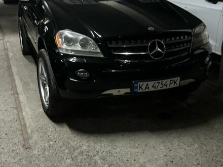 Черный Мерседес МЛ 500, объемом двигателя 5 л и пробегом 350 тыс. км за 9500 $, фото 1 на Automoto.ua