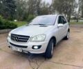 Сірий Мерседес МЛ 500, об'ємом двигуна 5 л та пробігом 283 тис. км за 11000 $, фото 23 на Automoto.ua