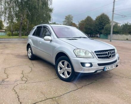 Сірий Мерседес МЛ 500, об'ємом двигуна 5 л та пробігом 283 тис. км за 11000 $, фото 22 на Automoto.ua