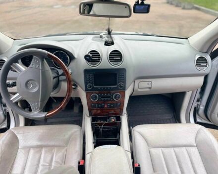 Сірий Мерседес МЛ 500, об'ємом двигуна 5 л та пробігом 283 тис. км за 11000 $, фото 2 на Automoto.ua