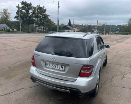 Сірий Мерседес МЛ 500, об'ємом двигуна 5 л та пробігом 283 тис. км за 11000 $, фото 16 на Automoto.ua