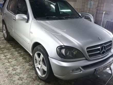 Серый Мерседес МЛ 500, объемом двигателя 5 л и пробегом 308 тыс. км за 6300 $, фото 1 на Automoto.ua