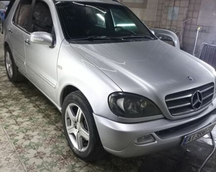Серый Мерседес МЛ 500, объемом двигателя 5 л и пробегом 308 тыс. км за 6300 $, фото 1 на Automoto.ua