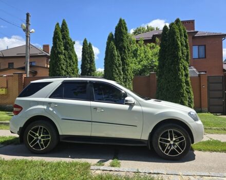 Білий Мерседес МЛ 550, об'ємом двигуна 5.5 л та пробігом 200 тис. км за 11500 $, фото 5 на Automoto.ua