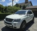 Білий Мерседес МЛ 550, об'ємом двигуна 5.5 л та пробігом 200 тис. км за 10000 $, фото 1 на Automoto.ua