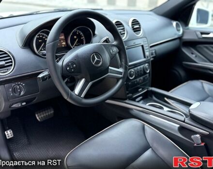 Білий Мерседес МЛ класс, об'ємом двигуна 3 л та пробігом 232 тис. км за 14750 $, фото 12 на Automoto.ua