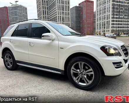 Білий Мерседес МЛ класс, об'ємом двигуна 3 л та пробігом 232 тис. км за 14750 $, фото 4 на Automoto.ua