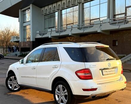 Белый Мерседес МЛ класс, объемом двигателя 3 л и пробегом 342 тыс. км за 16500 $, фото 1 на Automoto.ua