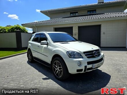 Белый Мерседес МЛ класс, объемом двигателя 5.5 л и пробегом 208 тыс. км за 11500 $, фото 1 на Automoto.ua