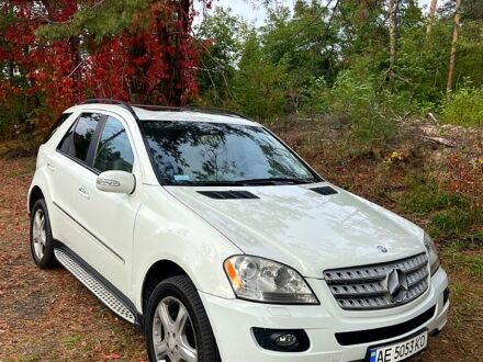 Білий Мерседес МЛ класс, об'ємом двигуна 3.5 л та пробігом 150 тис. км за 9900 $, фото 1 на Automoto.ua