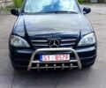 Черный Мерседес МЛ класс, объемом двигателя 3.2 л и пробегом 300 тыс. км за 2270 $, фото 1 на Automoto.ua