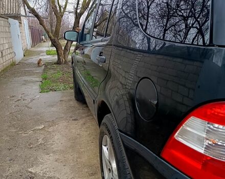 Черный Мерседес МЛ класс, объемом двигателя 2.7 л и пробегом 266 тыс. км за 6400 $, фото 2 на Automoto.ua