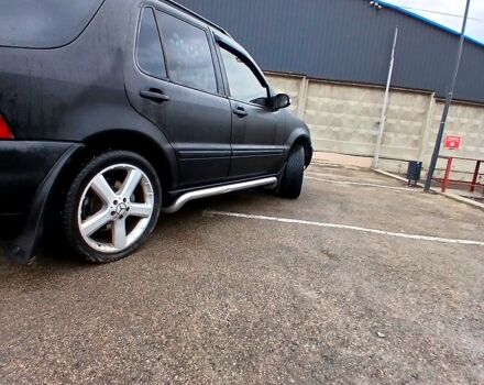 Черный Мерседес МЛ класс, объемом двигателя 3.2 л и пробегом 400 тыс. км за 5800 $, фото 7 на Automoto.ua