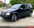Черный Мерседес МЛ класс, объемом двигателя 5.4 л и пробегом 124 тыс. км за 12000 $, фото 1 на Automoto.ua