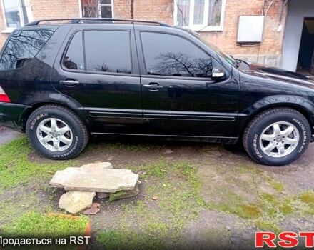 Черный Мерседес МЛ класс, объемом двигателя 4 л и пробегом 284 тыс. км за 5250 $, фото 1 на Automoto.ua