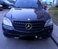 Черный Мерседес МЛ класс, объемом двигателя 3 л и пробегом 320 тыс. км за 12000 $, фото 1 на Automoto.ua