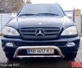 Черный Мерседес МЛ класс, объемом двигателя 2.7 л и пробегом 270 тыс. км за 8000 $, фото 1 на Automoto.ua