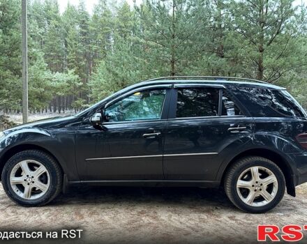 Черный Мерседес МЛ класс, объемом двигателя 3 л и пробегом 324 тыс. км за 11000 $, фото 1 на Automoto.ua