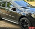 Черный Мерседес МЛ класс, объемом двигателя 3 л и пробегом 300 тыс. км за 12000 $, фото 1 на Automoto.ua
