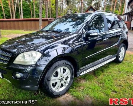 Черный Мерседес МЛ класс, объемом двигателя 3 л и пробегом 475 тыс. км за 10500 $, фото 1 на Automoto.ua