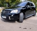 Черный Мерседес МЛ класс, объемом двигателя 5.5 л и пробегом 236 тыс. км за 11500 $, фото 1 на Automoto.ua