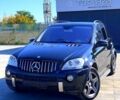 Черный Мерседес МЛ класс, объемом двигателя 6.3 л и пробегом 25000 тыс. км за 14000 $, фото 1 на Automoto.ua