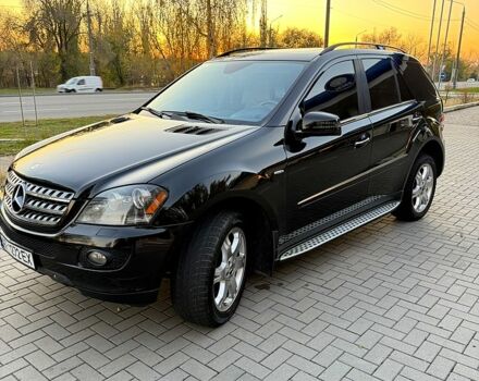 Черный Мерседес МЛ класс, объемом двигателя 3.5 л и пробегом 360 тыс. км за 12000 $, фото 11 на Automoto.ua