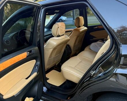 Черный Мерседес МЛ класс, объемом двигателя 3.5 л и пробегом 360 тыс. км за 12000 $, фото 5 на Automoto.ua