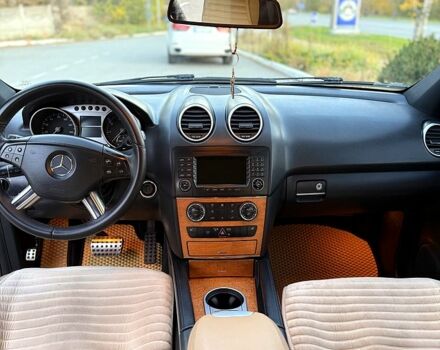 Черный Мерседес МЛ класс, объемом двигателя 3.5 л и пробегом 360 тыс. км за 12000 $, фото 6 на Automoto.ua