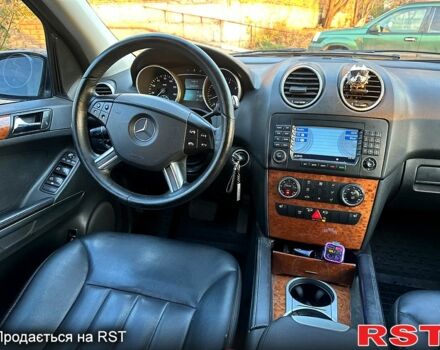 Черный Мерседес МЛ класс, объемом двигателя 3.5 л и пробегом 230 тыс. км за 7500 $, фото 5 на Automoto.ua