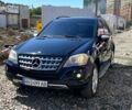 Чорний Мерседес МЛ класс, об'ємом двигуна 3.5 л та пробігом 300 тис. км за 11000 $, фото 1 на Automoto.ua