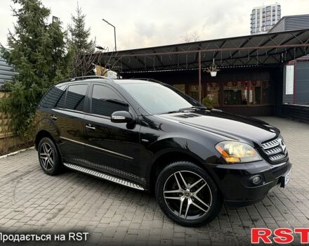 Черный Мерседес МЛ класс, объемом двигателя 3.5 л и пробегом 210 тыс. км за 13500 $, фото 1 на Automoto.ua