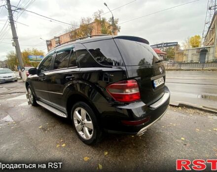 Черный Мерседес МЛ класс, объемом двигателя 3.5 л и пробегом 204 тыс. км за 10200 $, фото 2 на Automoto.ua