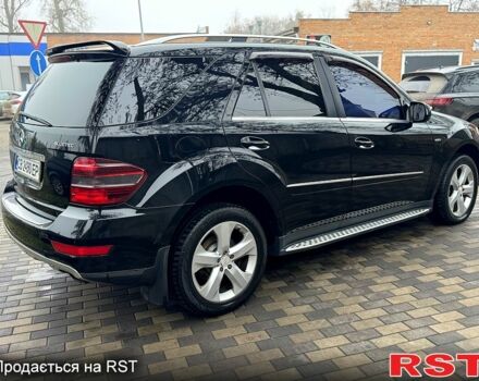 Черный Мерседес МЛ класс, объемом двигателя 3 л и пробегом 275 тыс. км за 12500 $, фото 4 на Automoto.ua