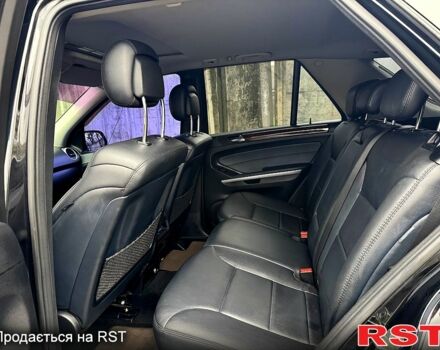 Черный Мерседес МЛ класс, объемом двигателя 3 л и пробегом 275 тыс. км за 12500 $, фото 11 на Automoto.ua