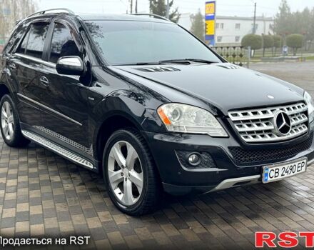 Черный Мерседес МЛ класс, объемом двигателя 3 л и пробегом 275 тыс. км за 12500 $, фото 1 на Automoto.ua
